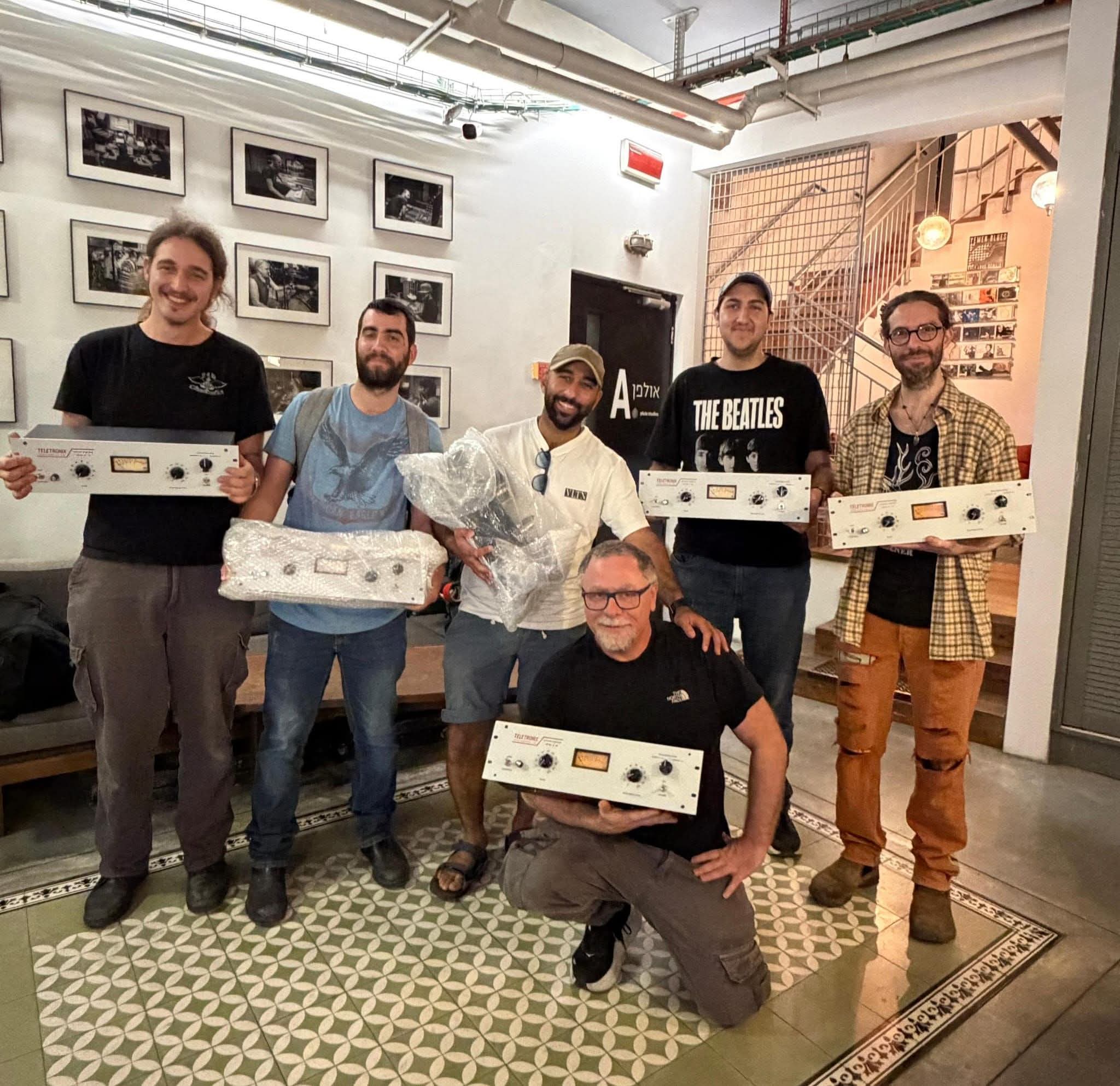 משתתפי קורס בניית ציוד אודיו עם הקומפרסורים שבנו